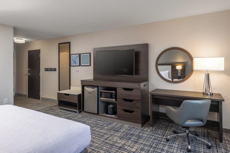 Bedroom 4, Hampton Inn & Suites Manteca, San Joaquin
