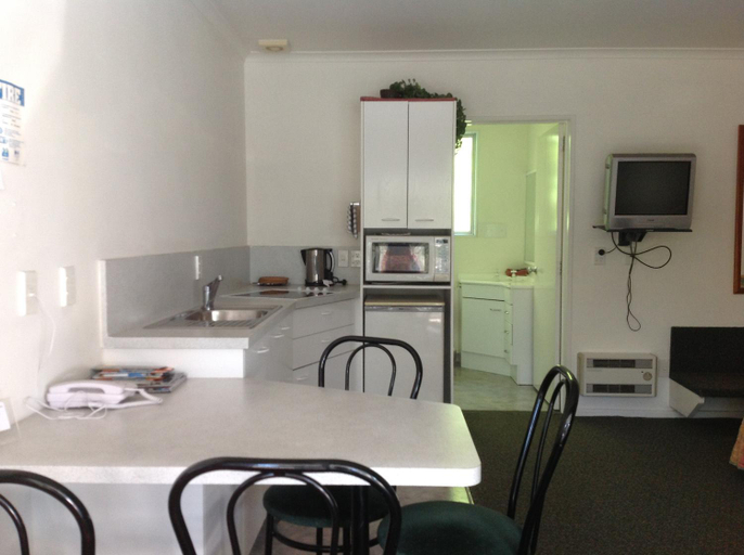 Others 3, Breeze Motels, Grey