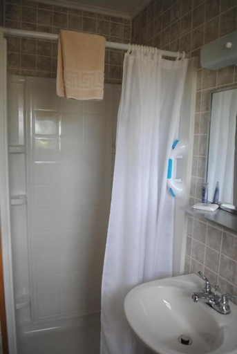 Bathroom 3, Rock Ledge Motel, Jefferson