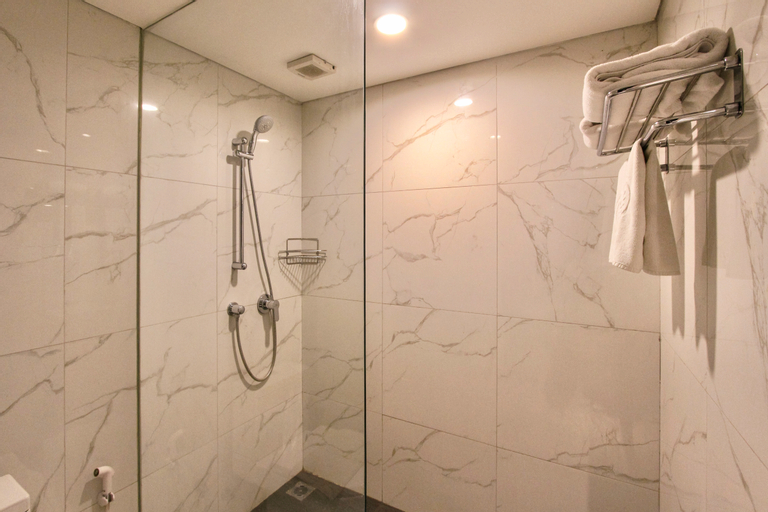 Bathroom 14