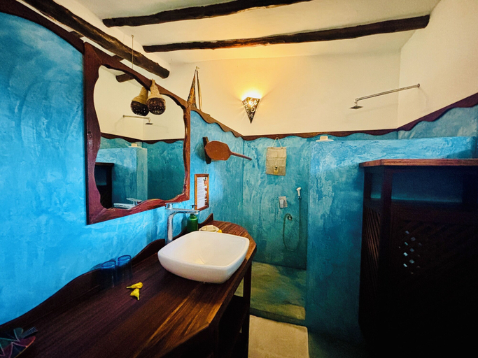 Bathroom 3, Basecamp Mafía Island, Mafia