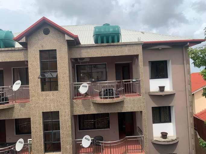 Exterior 2, Momo, Kinshasa