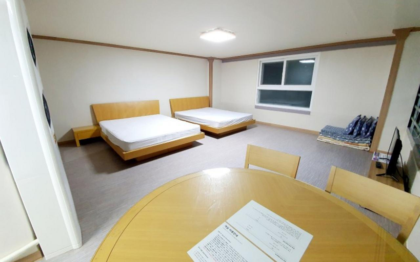 Bedroom 2, Muju Iso Condo Pension, Muju