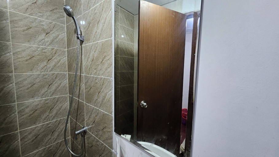 Bathroom, Transpark Juanda Bekasi by 21 Room, Bekasi