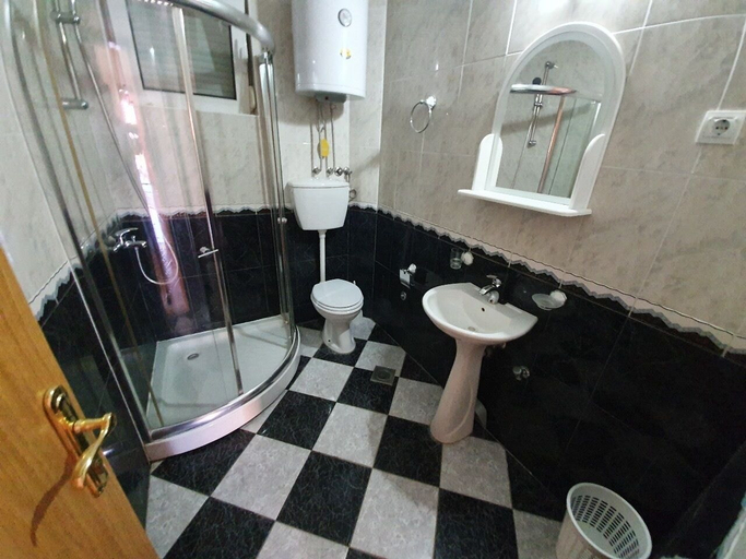 Bathroom 3, Vila barajič
