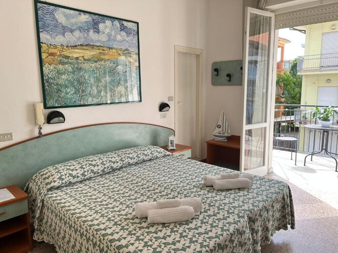 Bedroom 2, Hotel Blue Sky, Rimini
