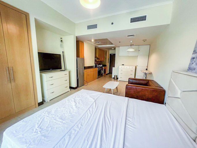 Room 5, Yogi - Chic Studio with City Views in Goldcrest Views, Dubai