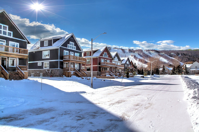 Exterior & Views 2, Brand New 7 bdrm Luxury Cottage with Private Beach Access, BBQ,7.5 baths, Hot Tub, Ping Pong Table, Grey