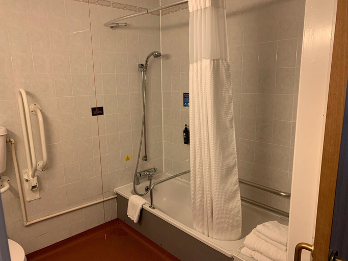 Bathroom 3, Days Inn by Wyndham Southampton Rownhams, Hampshire