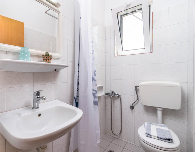 Bathroom 3, Filia Apartments, Faistos