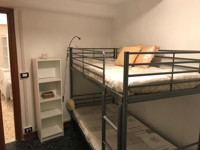 Bedroom 5, Alba, Genova