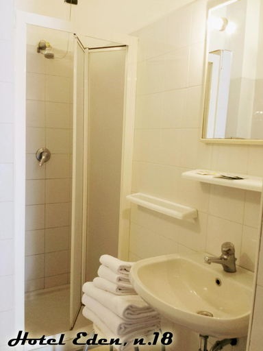 Bathroom 2, Hotel Eden, Milano