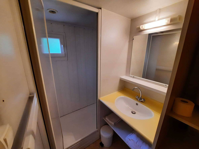 Bathroom 3, Les chalets de Millau, Aveyron