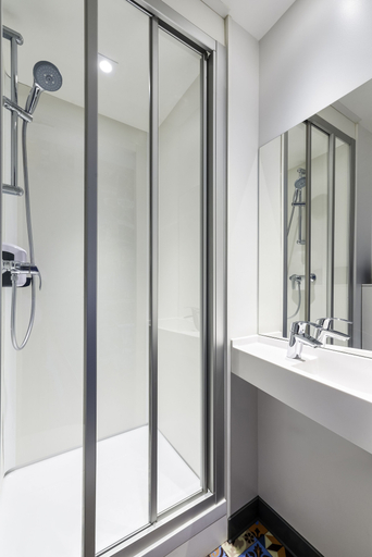 Bathroom 5, hotelF1 Roissy CDG, Val-d'Oise