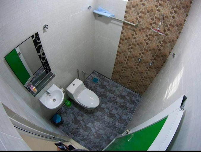 Bathroom 2, DLAYARAN VILLA GUEST HOUSE, Rompin