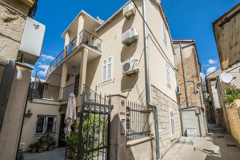 Entrance 4, Emperor's Suites, Split