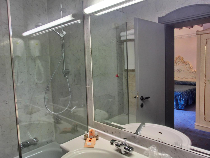 Bathroom 4, Hotel Diana, Venezia