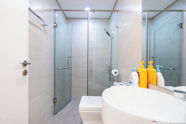 Bathroom 1, Hapi Riverside Apartment, District 4