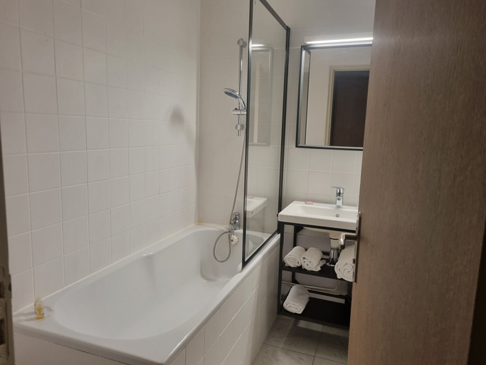 Bathroom 3, Hotel Le Prieure, Somme