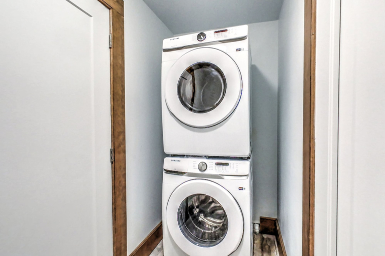 Bathroom 4, Brand New 7 bdrm Luxury Cottage with Private Beach Access, BBQ,7.5 baths, Hot Tub, Ping Pong Table, Grey