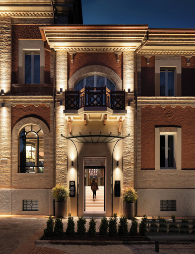 Exterior & Views