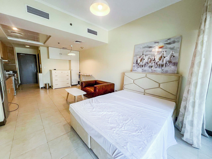 Room 3, Yogi - Chic Studio with City Views in Goldcrest Views, Dubai