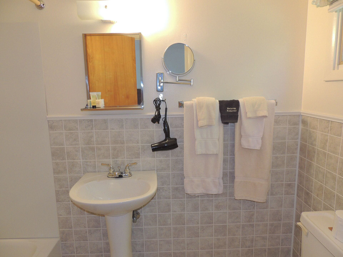 Bathroom 3, Rock Ledge Motel, Jefferson