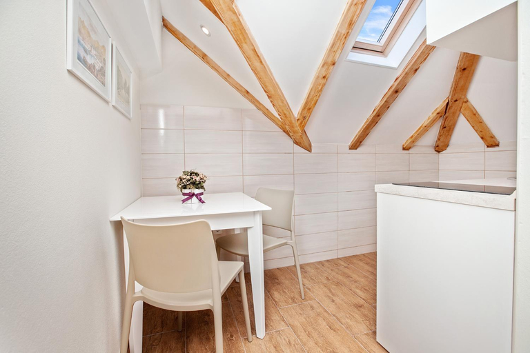 Others 5, Apartments Isja