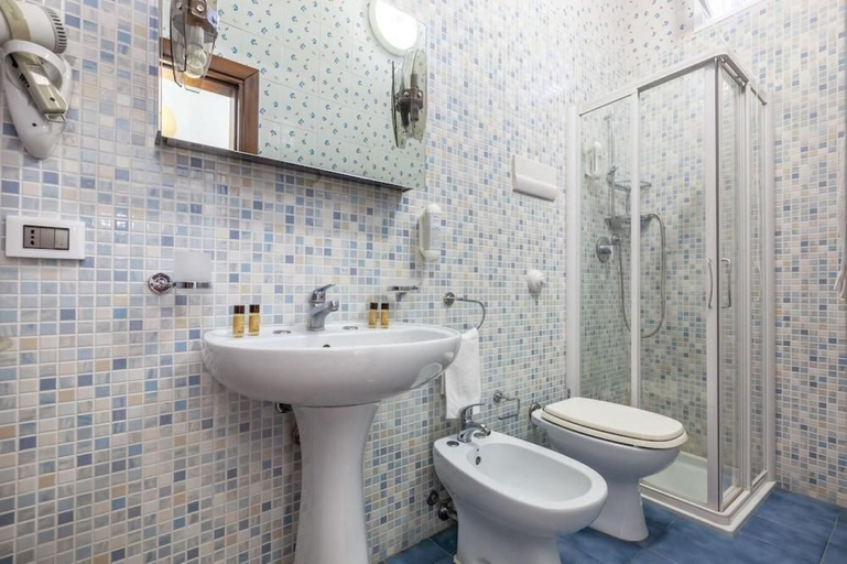 Bathroom 5, La Conchiglia sul mare, Trapani