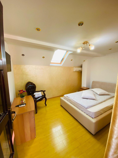 Others 3, Casa Adelin, Corbi