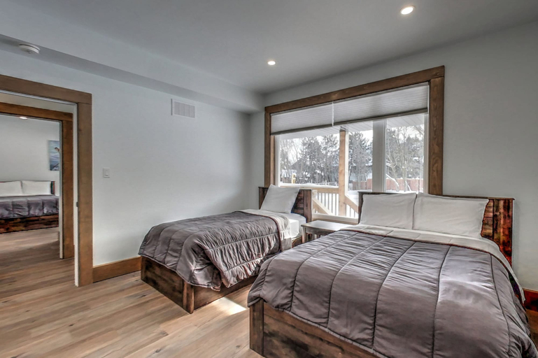 Bedroom 3, Brand New 7 bdrm Luxury Cottage with Private Beach Access, BBQ,7.5 baths, Hot Tub, Ping Pong Table, Grey