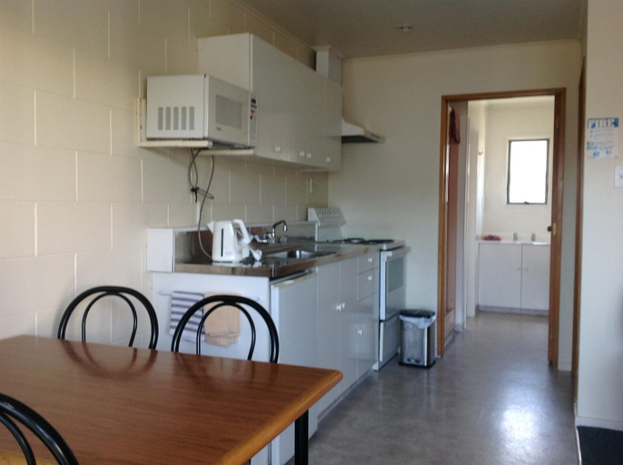 Others 5, Breeze Motels, Grey
