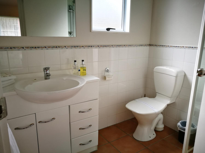 Bathroom 3, Airport Birches Motel, Christchurch