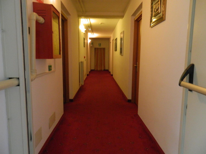 Others 4, Ascot Lodging, Varese