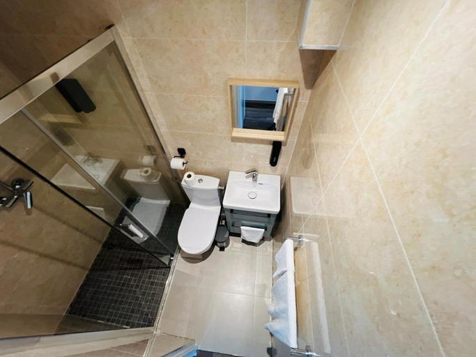 Bathroom 2, Auberge de Bagneux, Val-de-Marne
