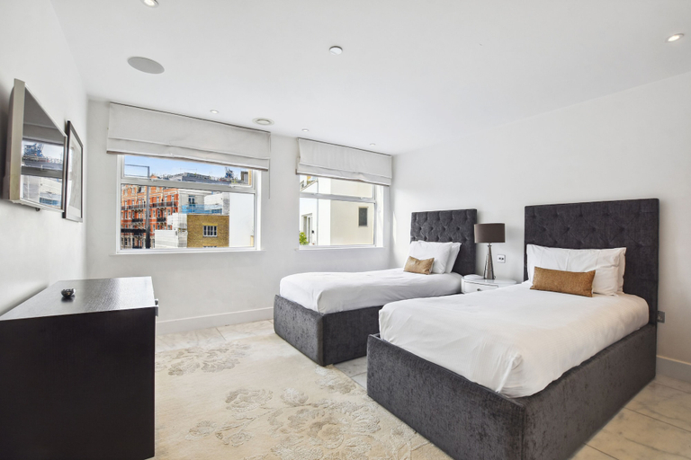 Bedroom 3, Buckingham Palace by Aeria Apartments, London