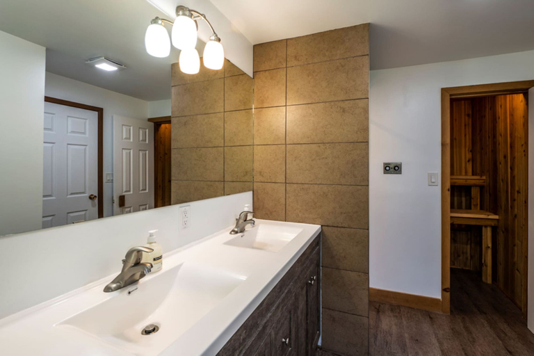 Bathroom 4, Spacious 8 bdrm Blue Mountain Cottage, Perfect for Large Groups, Private Beach, BBQ, Hot Tub, Sauna, Grey
