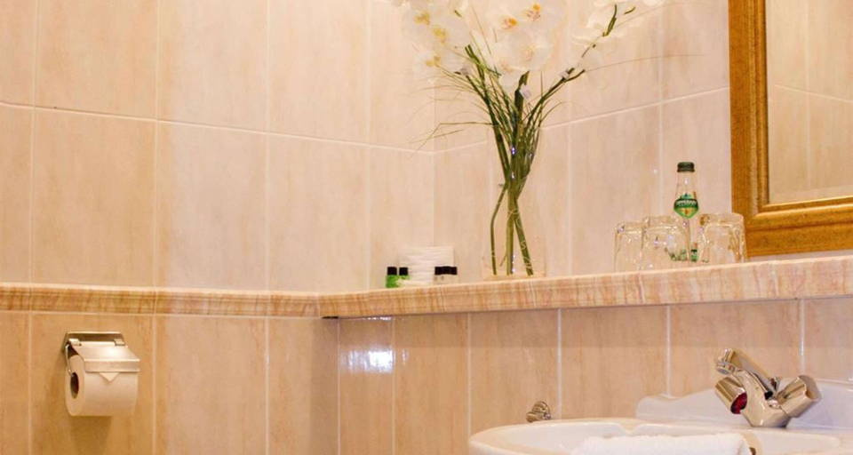 Bathroom 4, Blarney Woollen Mills Hotel, BW Signature Collection