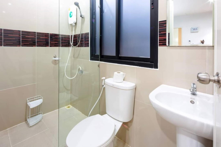 Bathroom 4, Phoomjai Service Apartment, Pulau Phuket