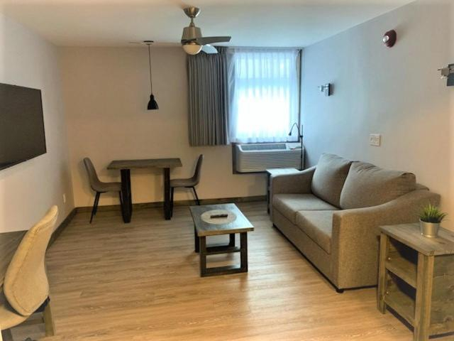 Others 4, Hotel Far Hills, Les Laurentides