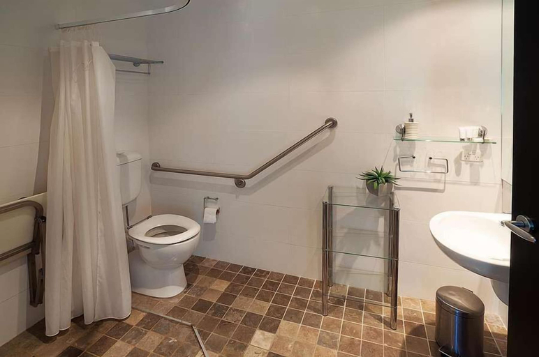 Bathroom, Powder 2a, Snowy River
