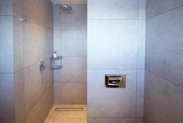 Bathroom 2, Keflavik Micro Suites, Reykjanesbær