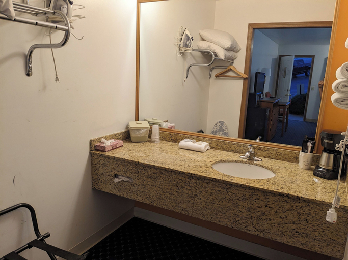 Bathroom 3, Dutton Inn, Taney