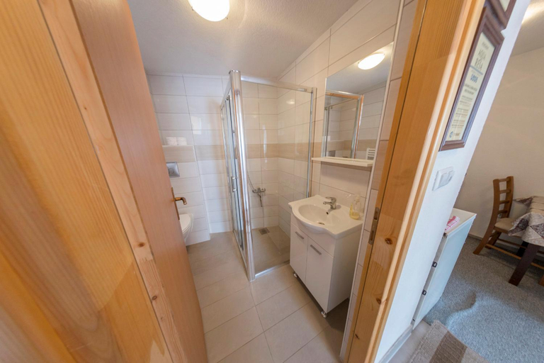 Shower 5, Apartment Resaa, Una-Sana