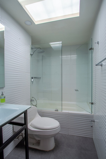 Bathroom 5, Apartaestudios La Candelaria, Santafé de Bogotá