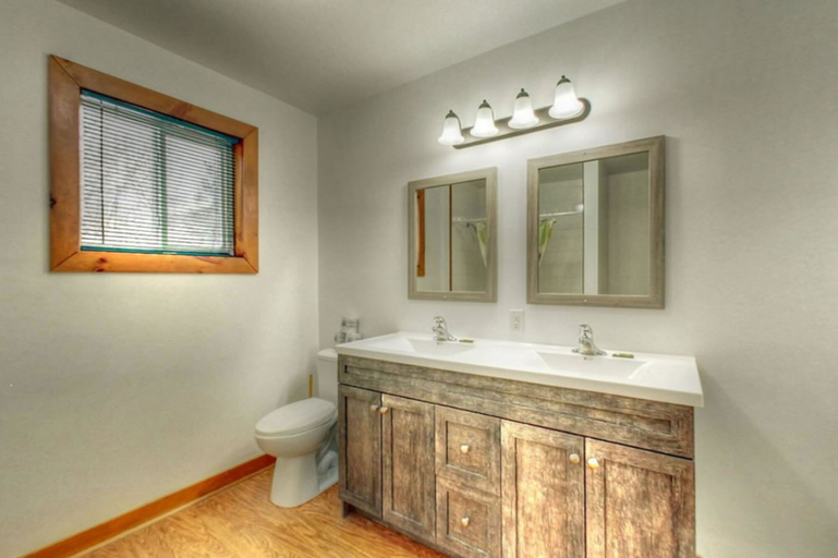 Bathroom 4, Spacious 8 bdrm Cottage with Private Beach Access, BBQ, Hot Tub, Sauna, Pet friendly, Grey