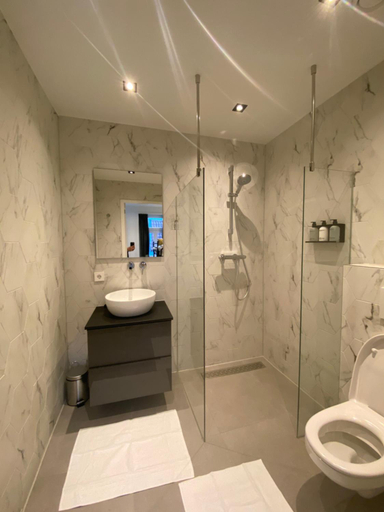 Bathroom 3, Damrak Short Stay Amsterdam, Amsterdam