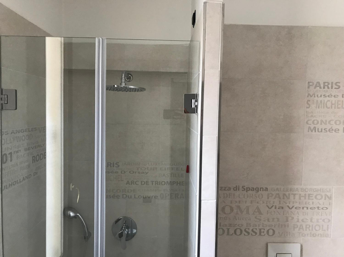 Bathroom 2, Prestige, Napoli