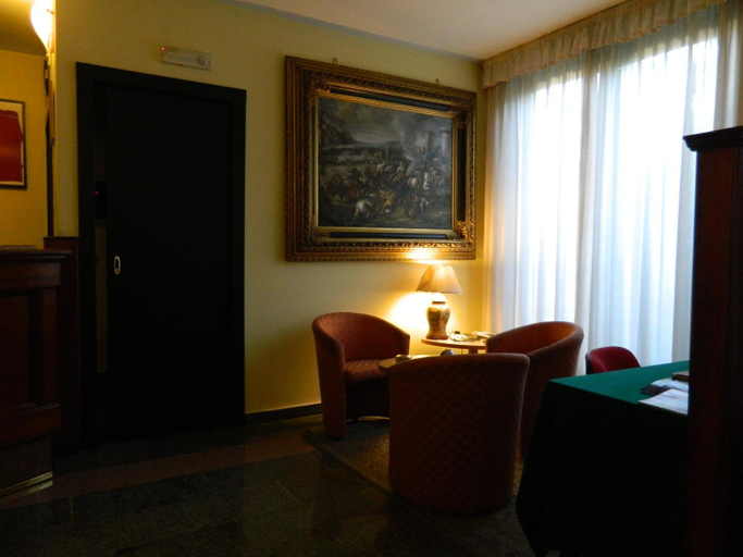 Others 5, Ascot Lodging, Varese
