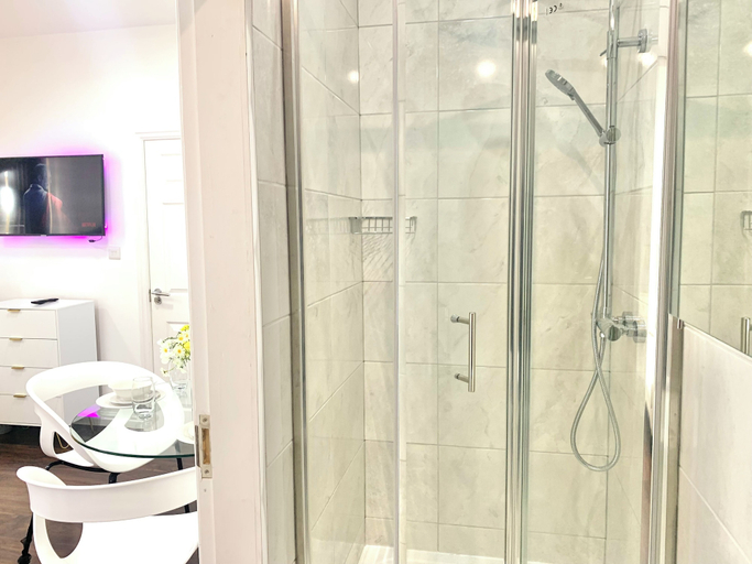 Bathroom 4, Kunda House Church Rd, Birmingham